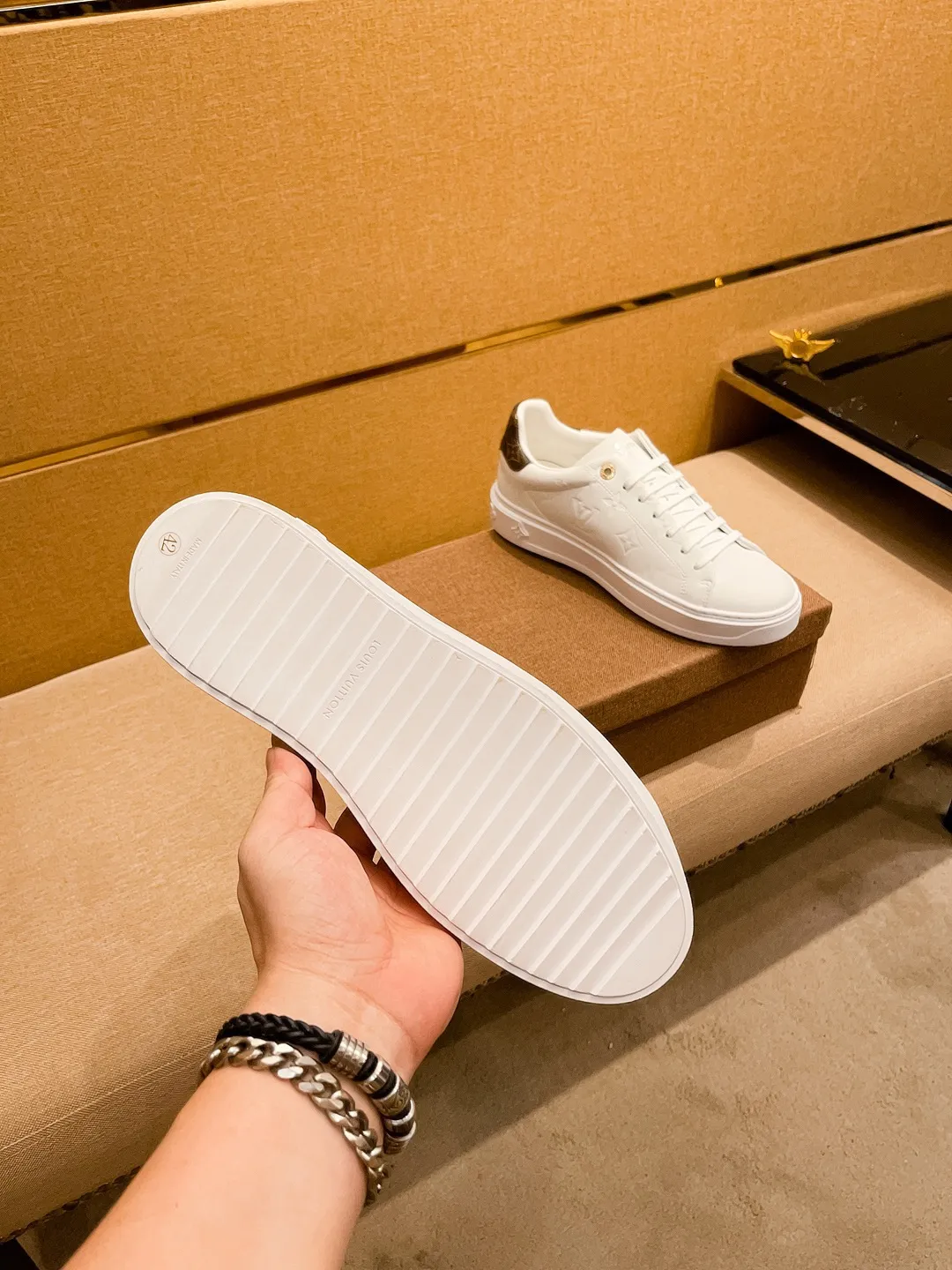 🚘🚘Factory batch 380💰[LV]🔥 Louis Vuitton high-end men's shoes brand official website 1:1 latest masterpiece: the upper is made of first-layer cowhide imported from Italy with a comfortable and breathable lining➕original non-slip and wear-resistant outsole🔥, making walking more convenient and comfortable! An exclusive new model, a stunning work, a beautiful 1:1 replica [color] compared to the official quality! Create a fashionable personality to set off your uniqueness! A must-have for trendy men! Classic 🔥Size: 38-44 Color: 🔥 2⃣️colors available🔥.